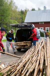 Yhteistyössä rankojen kasaamista perinneaitaa varten.
