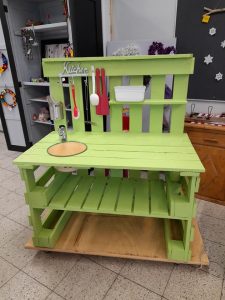 Trukkilavoista tehty leikkikeittiö