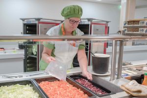 Mansikkalan palvelukeittiön yksi neljästä linjastosta