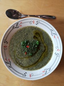 Könkkölän tilan kuntouttavan työtoiminnan pajalla valmistetaan kasviskeittoja