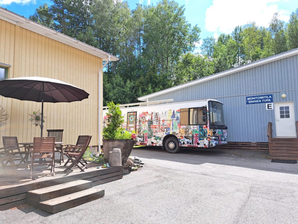 Työpajan piha-alueella on pysäköitynä Nuorisobussi.