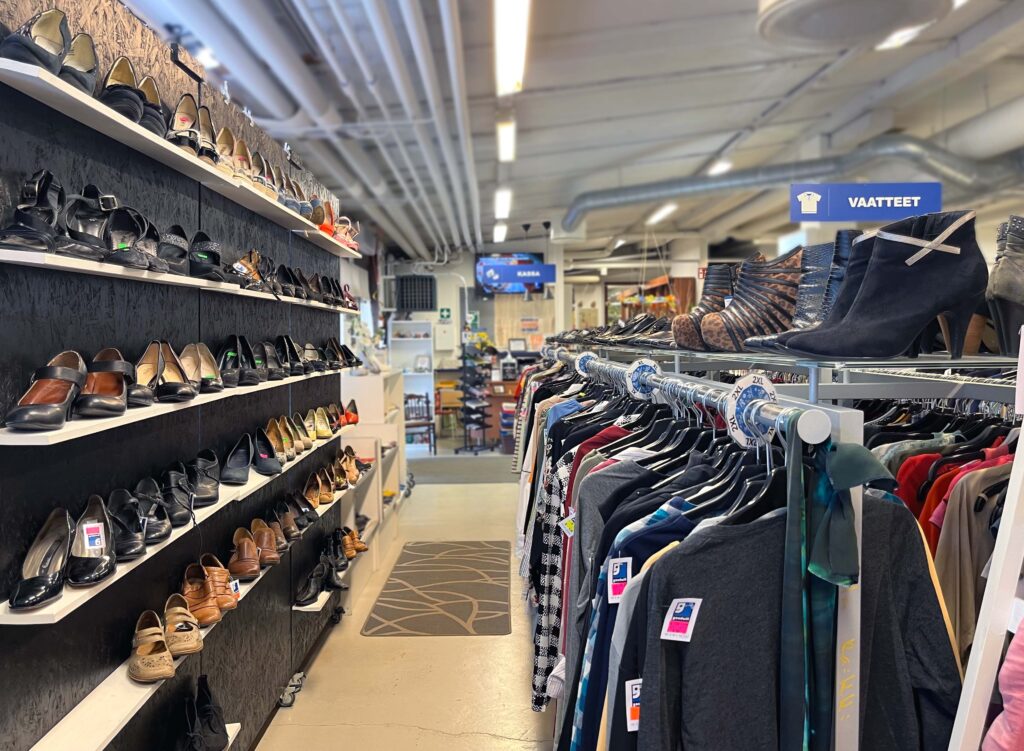 Goodwill myymälä on siisti ja järjestyksessä.