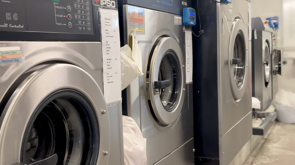 Pyykinpesukoneita pesulassa.