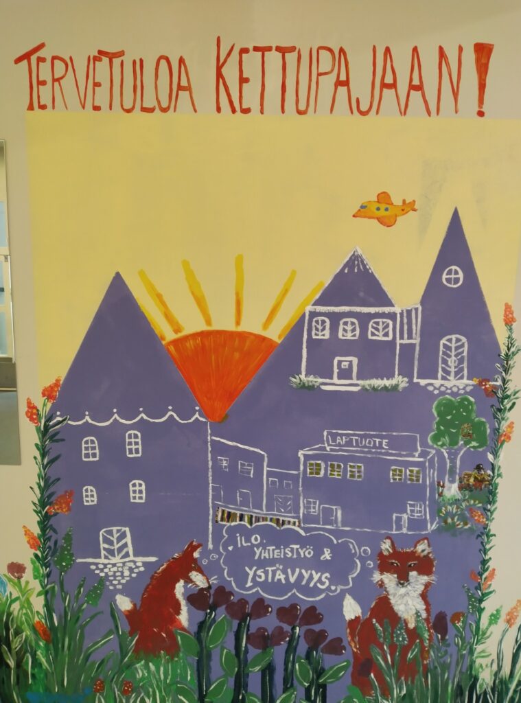 Piirroskuvassa kaksi kettua ja rakennus.