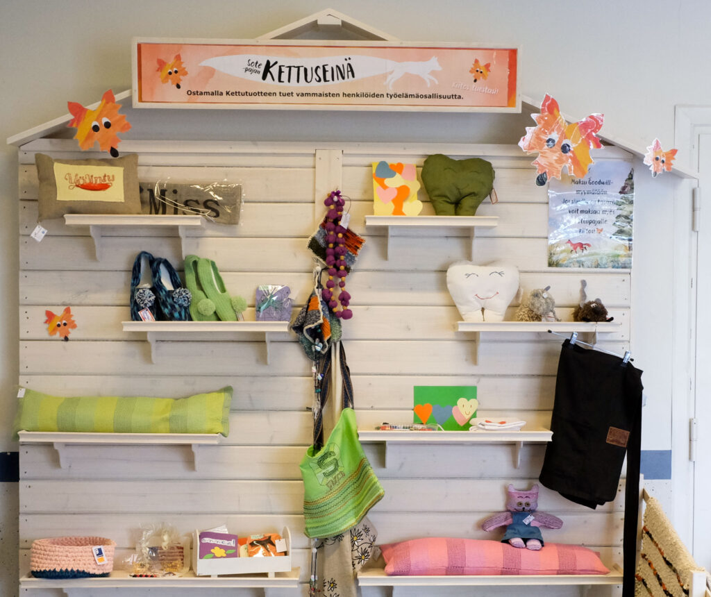 Hyllykössä on esillä Kettupajalla tehtyjä käsitöitä.