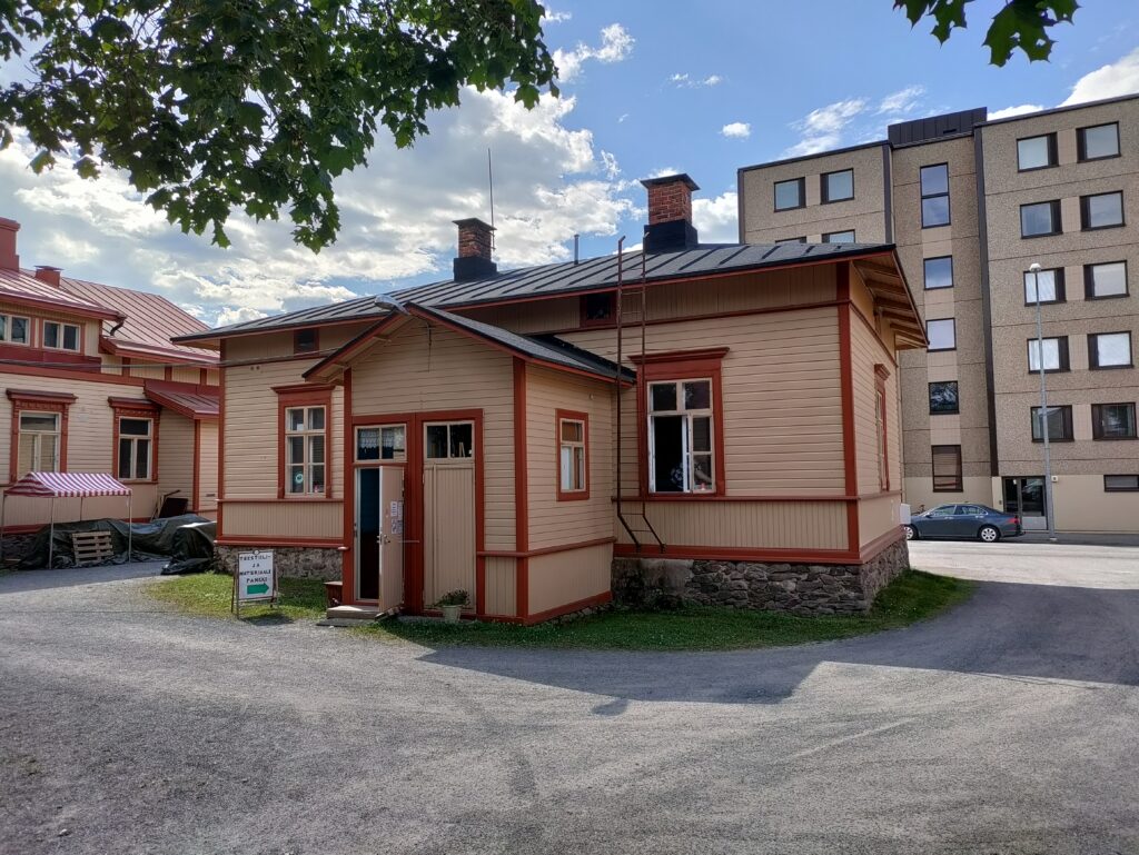 Porin keskustassa oleva puutalo.