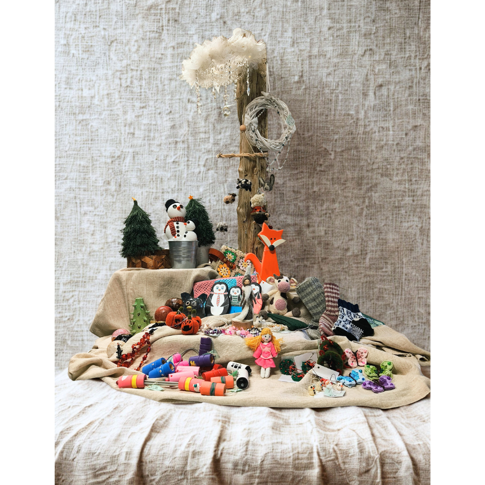 Pajalla valmistettuja erilaisia käsitöitä.