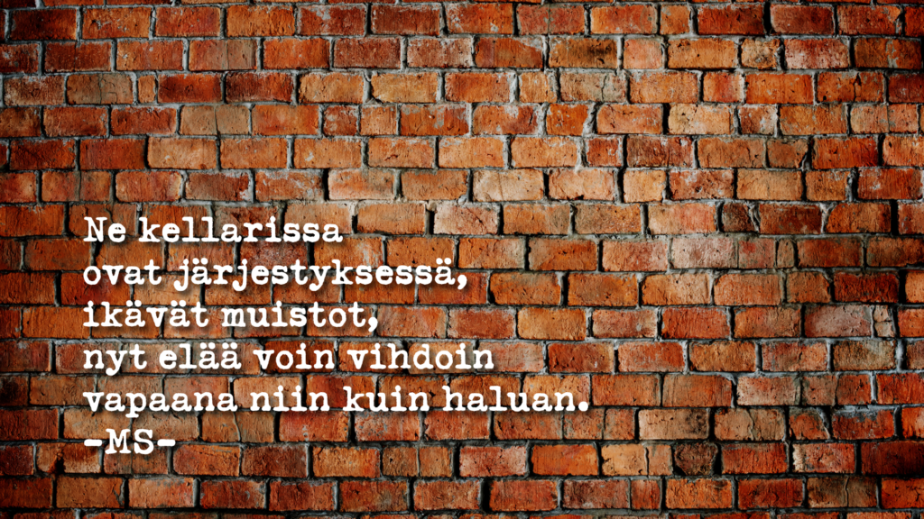 Runo omista kokemuksista tiiliseinäkuvituksella.