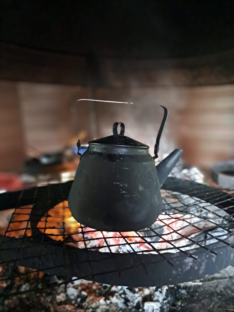 Kahvipannu hiilloksella.